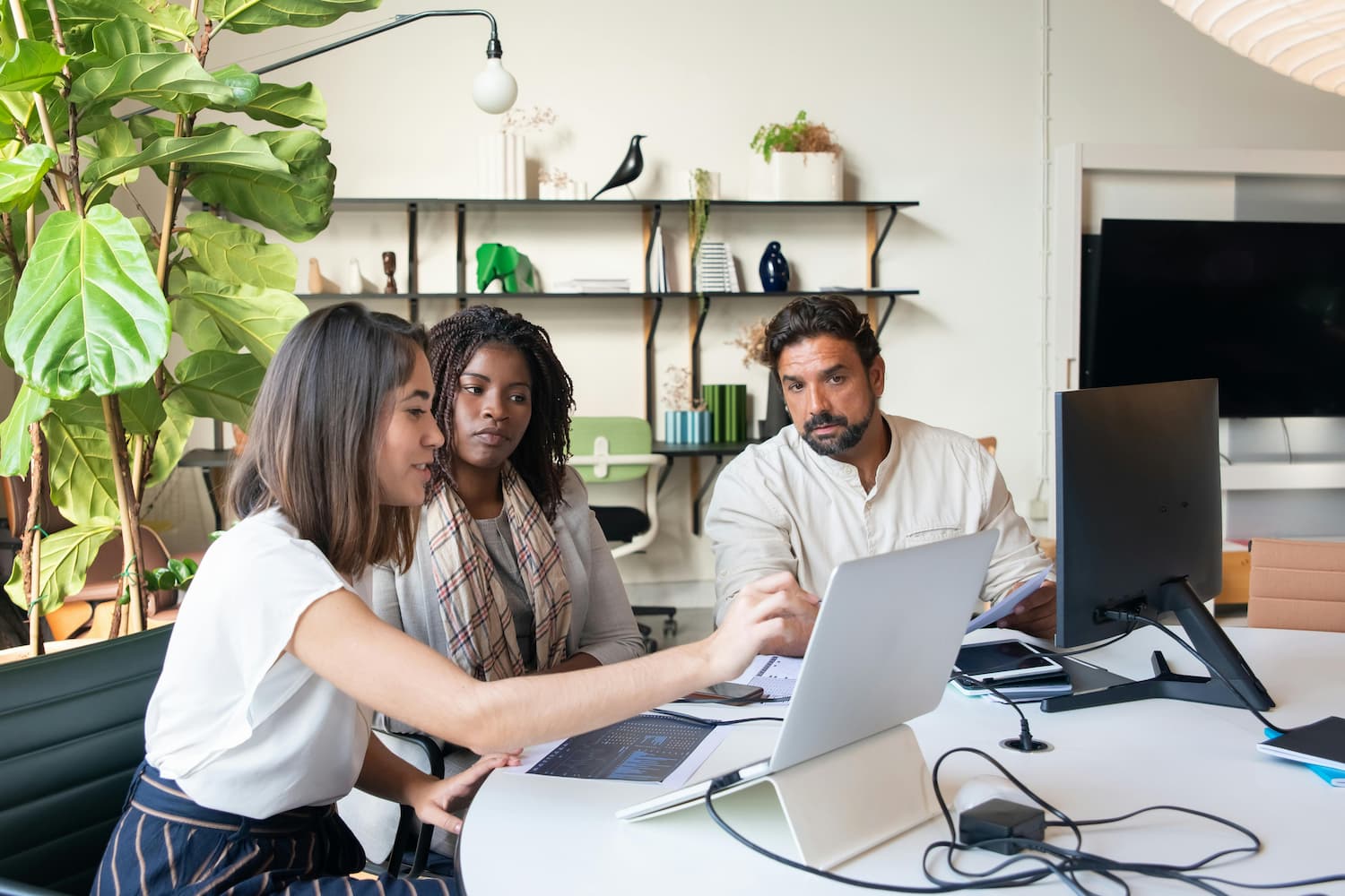  Employees of different genders collaborate in the workplace